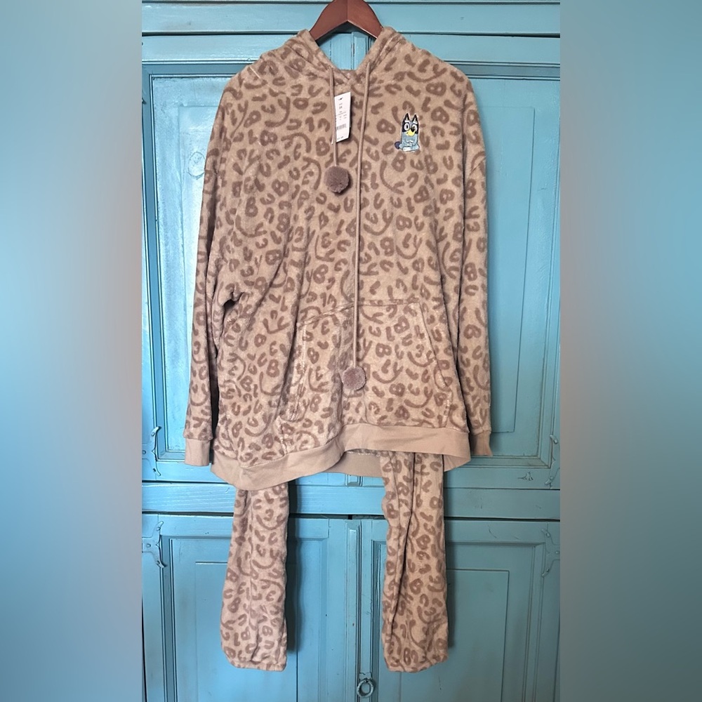 Stylish Tan Leopard Print Women's Sweatsuit
